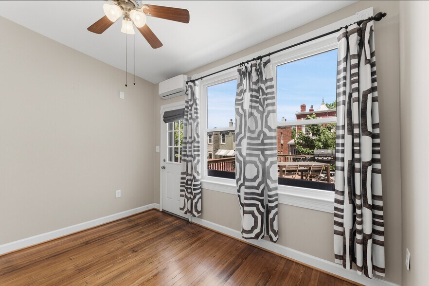 Top floor back bedroom 4 - 11 R Street NW
