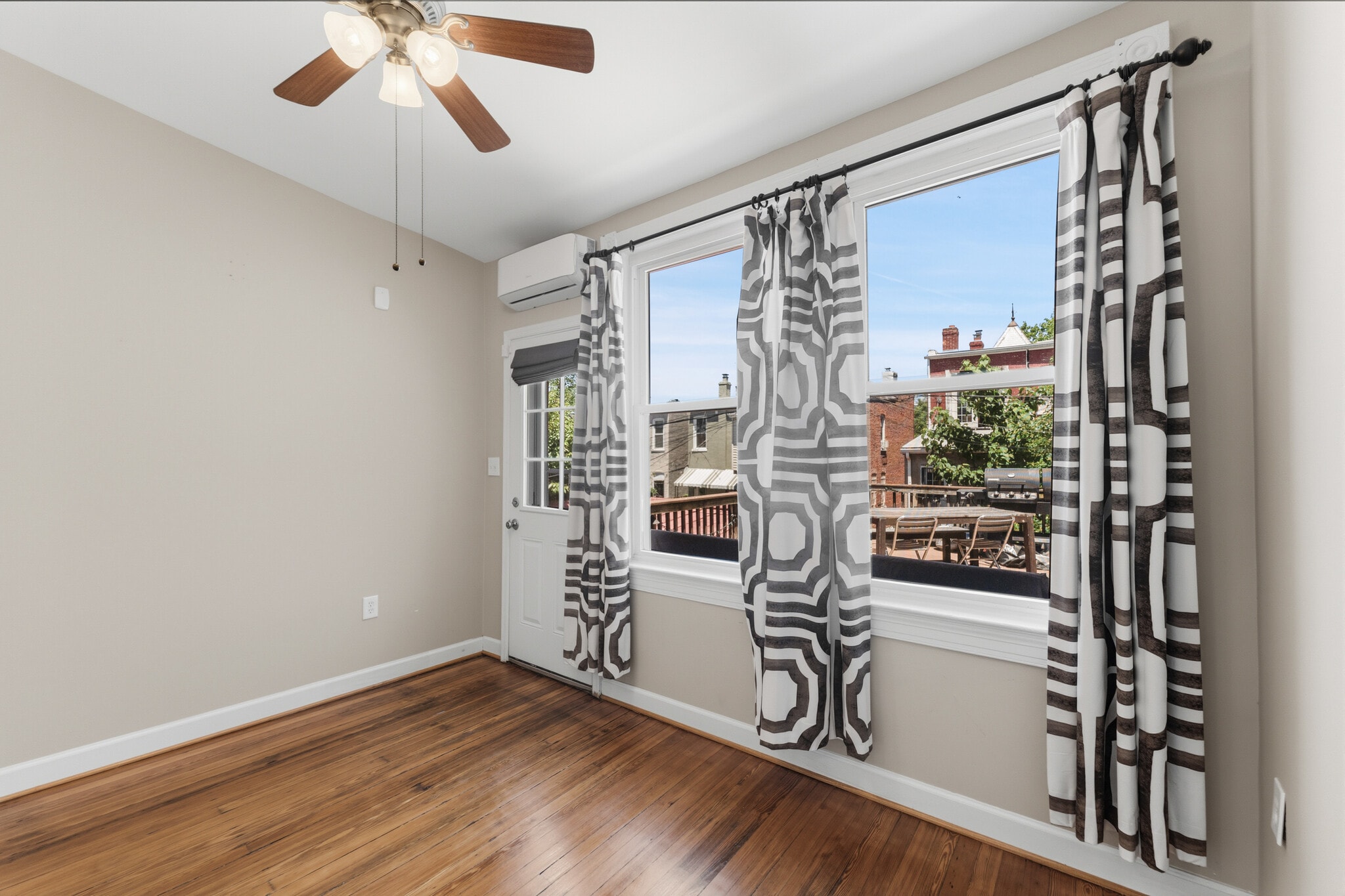 Top floor back bedroom 4 - 11 R Street NW
