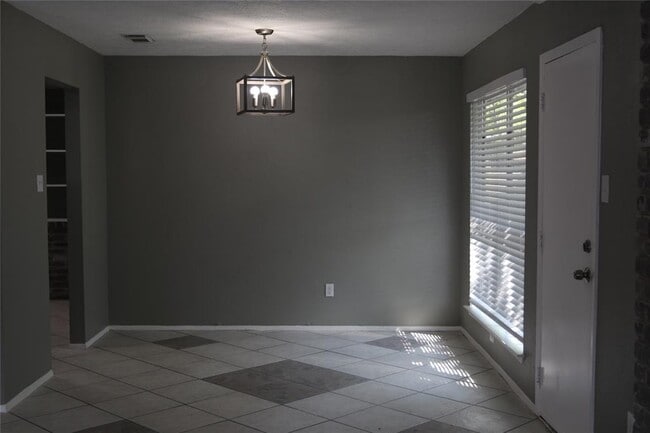 Building Photo - 17026 Stone Stile Dr
