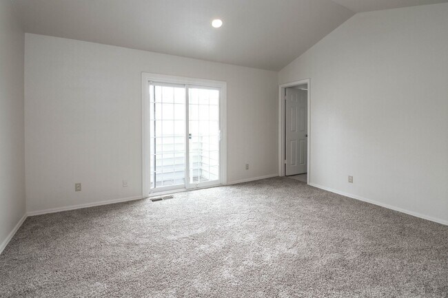 Building Photo - Lovely South Tulsa location close to shopping and restaurants