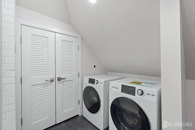 Building Photo - 826 George St