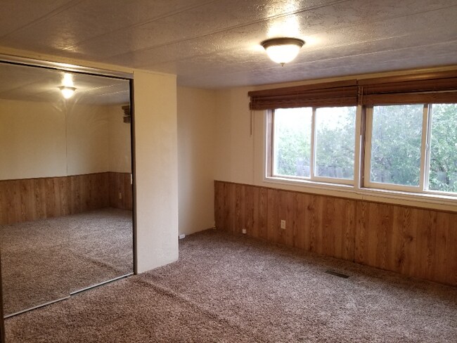 Building Photo - 409 N Cedar St
