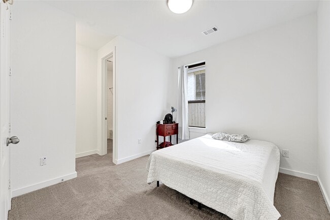 Building Photo - 12331 Palmetto Dr