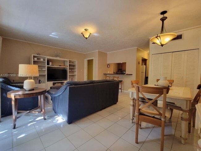 Building Photo - 815 Middle River Dr