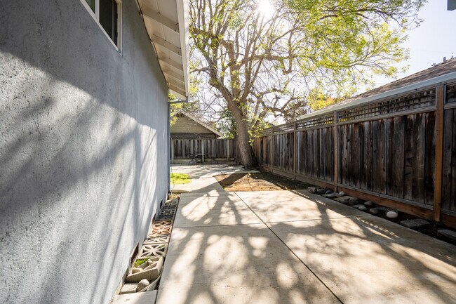 Building Photo - 652 Cypress Ave