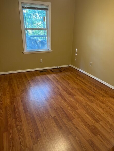 Building Photo - 400 Forest Heights Dr