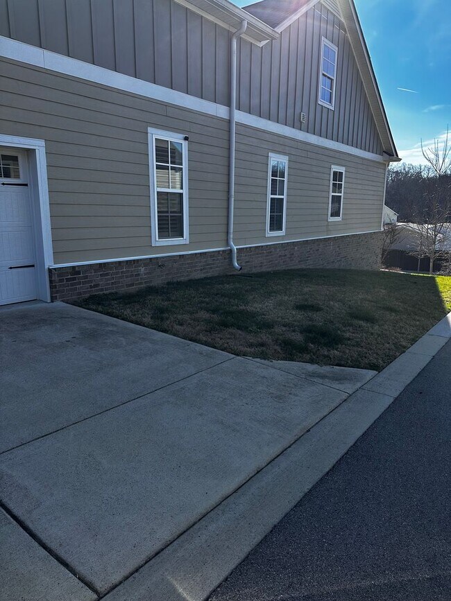 Building Photo - Carothers Farms - Three Bedroom House with 2 Car Garage