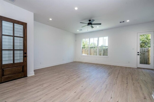 Building Photo - Modern 3-Bedroom Townhome in Gated Highlan...