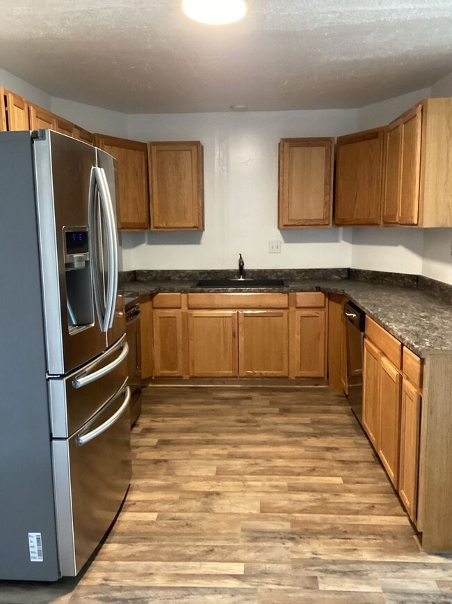 Building Photo - Newly Updated Family Home  Close to Jr. High & High School!  Pets welcome!