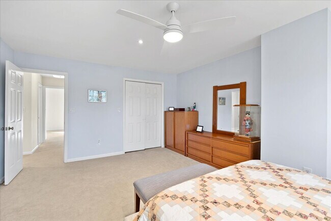 Building Photo - Beautiful End-Unit Townhome with Spacious Interior and Outdoor Living