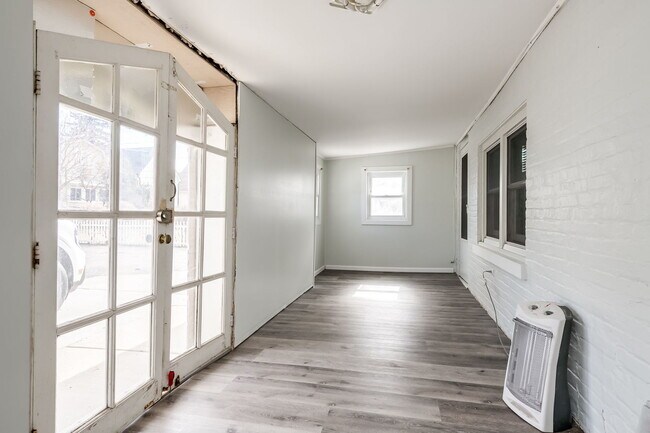 Building Photo - 931 Dunlop Ave