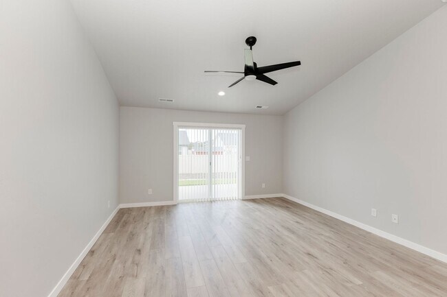 Building Photo - Charming Attached Townhome in Nampa at an Incredible Price!