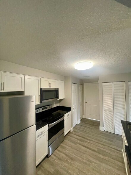 Building Photo - 1 Bedroom / 1 Bath Condo in Gated Community.