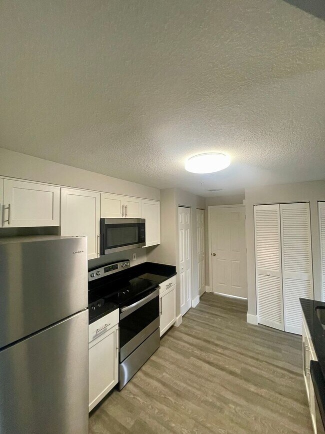 Building Photo - 1 Bedroom / 1 Bath Condo in Gated Communit...