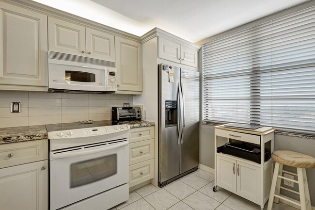 Building Photo - 840 Ocean Dr