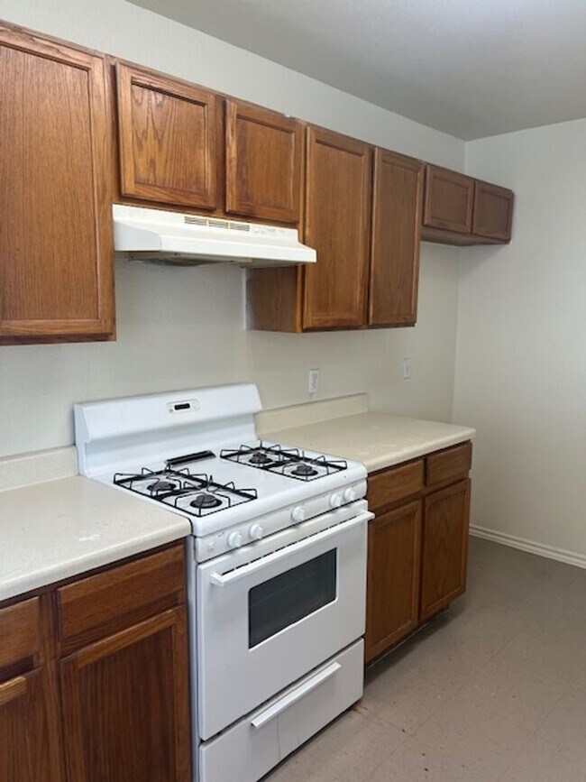 Building Photo - 929