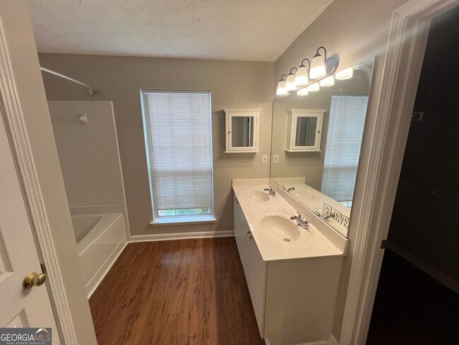 Building Photo - 3770 Oak Park Dr