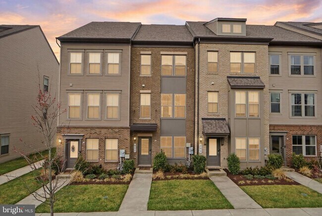 Building Photo - 211 Phoenix Dr