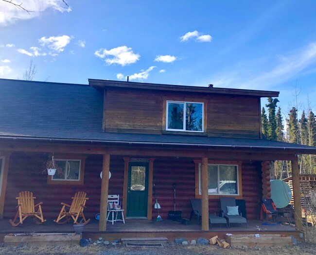Building Photo - CHARMING LOG HOME!