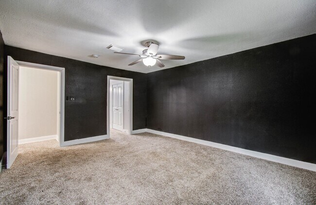 Building Photo - 536 Robert E Lee Dr