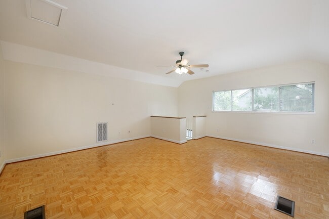 Building Photo - 3107 Greenbriar Dr
