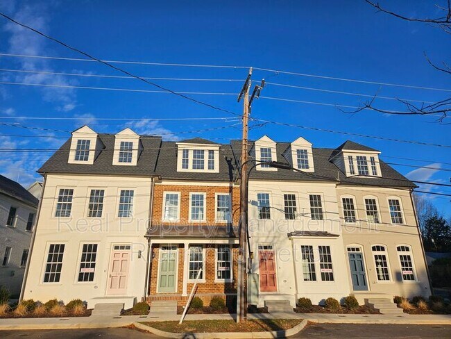 Building Photo - 918 Charles St