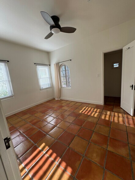 Building Photo - 1529 W Lynwood St