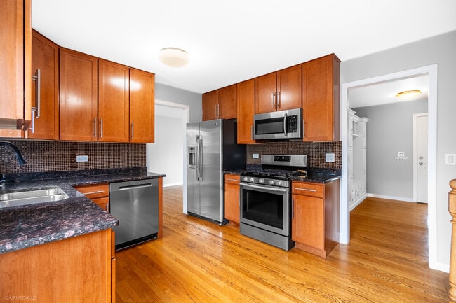 Building Photo - 2122 Kensington Dr