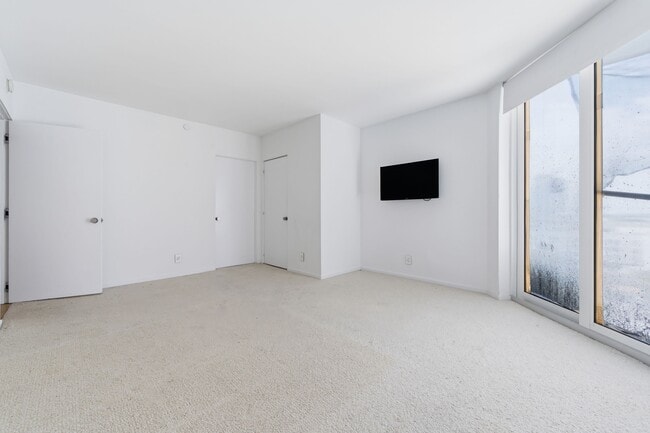 Building Photo - 529 S Flagler Dr