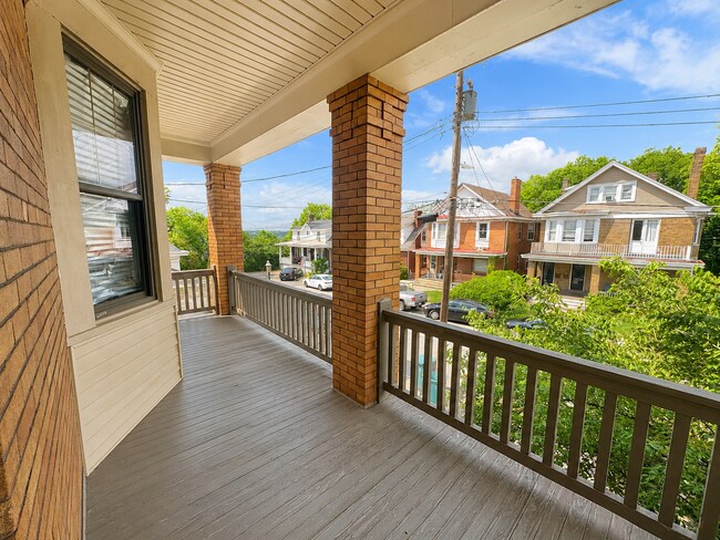 Building Photo - 6 Bed/2 Bath Mins. from UC Campus $600/pp ($3,600/mo)!