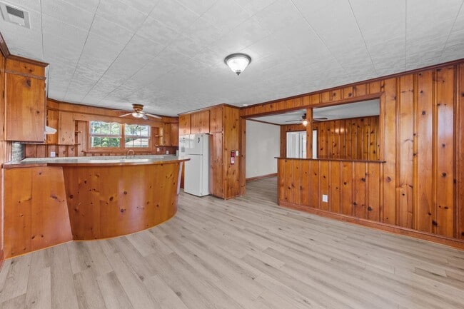 Building Photo - 3 Bed 2 Bath Marshallberg Home Available now