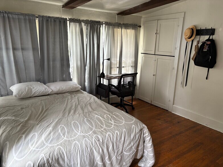Sunroom bedroom - 302 W Illinois St