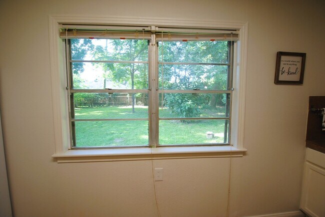 Building Photo - 3707 Daphne St