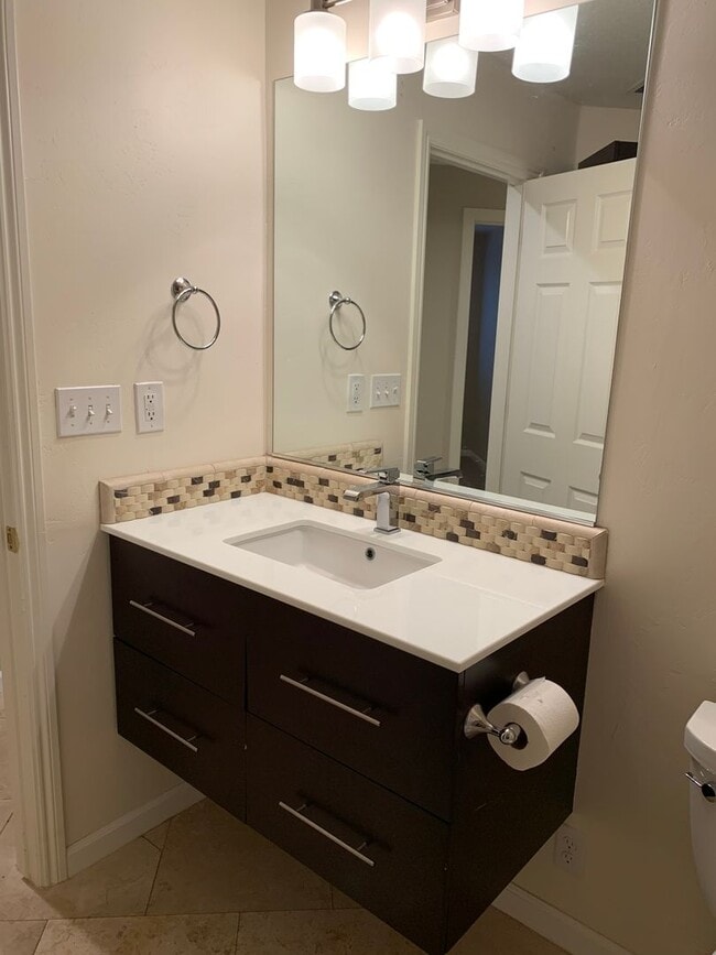 Building Photo - 3 Bedroom 2 Bath Home