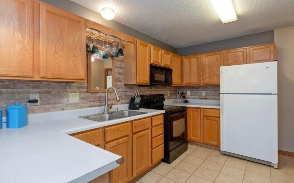 Building Photo - 150 S Prairie View Dr