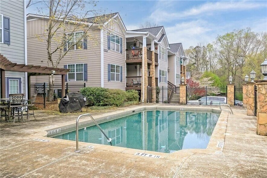 Building Photo - 804 Madison Ln S E