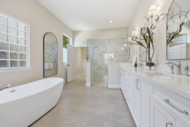 Building Photo - Luxury Golf Course Living in Haile Plantation | Fully Renovated 4BR Home in Gainesville