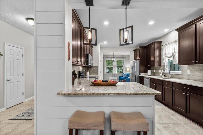 Building Photo - Spacious Home in Prime Location!