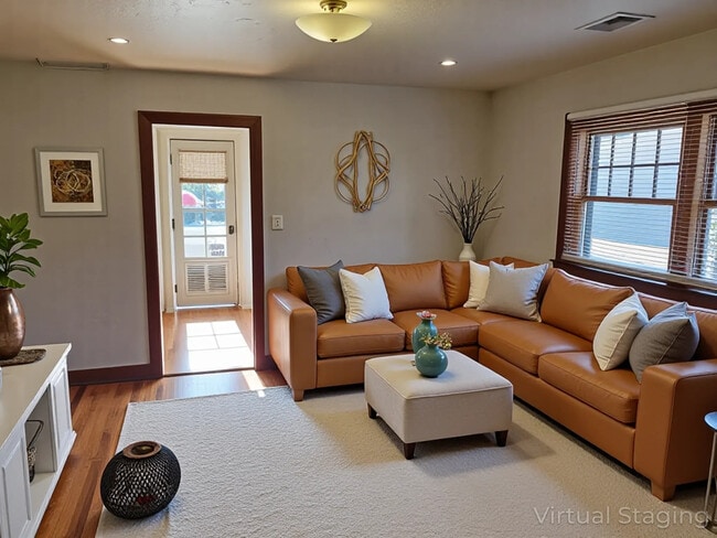 Building Photo - 900 E Myrtle St