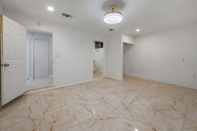 Building Photo - 3203 Golden Willow Dr