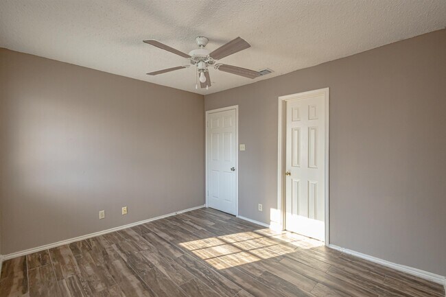Building Photo - 104 Belaire Dr