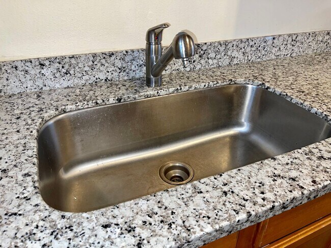 Building Photo - Spacious Top Floor One Bedroom With Front ...