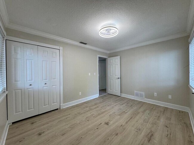 Building Photo - Gorgeous 5 Bedroom Pool Home in Ormond