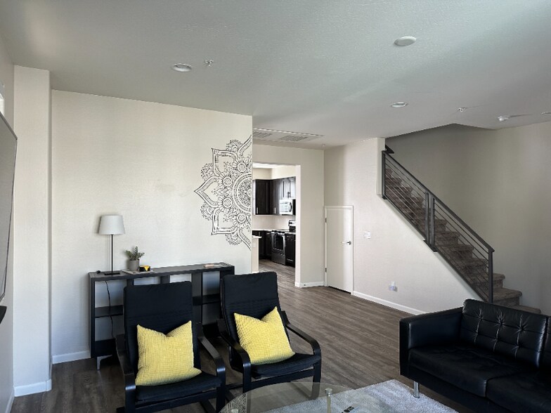 Building Photo - 2090 S Dorsey Ln