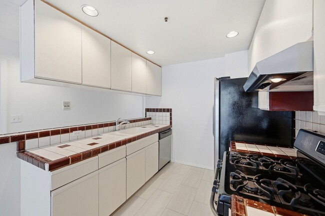 Building Photo - Hip Condo Apt. in the Mission+ Great Walkability+ Laundry in the building!