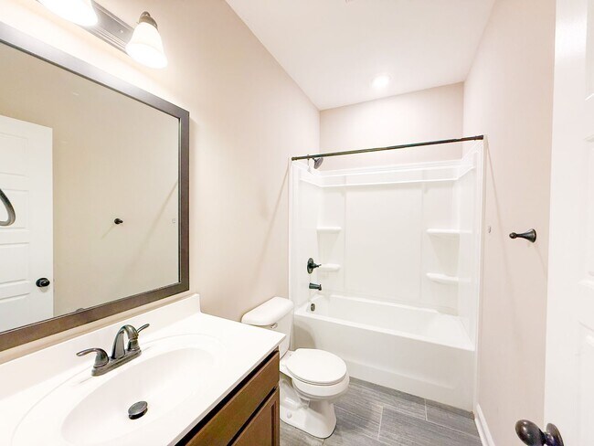 Building Photo - 5 Bedroom 3 Bathroom Home