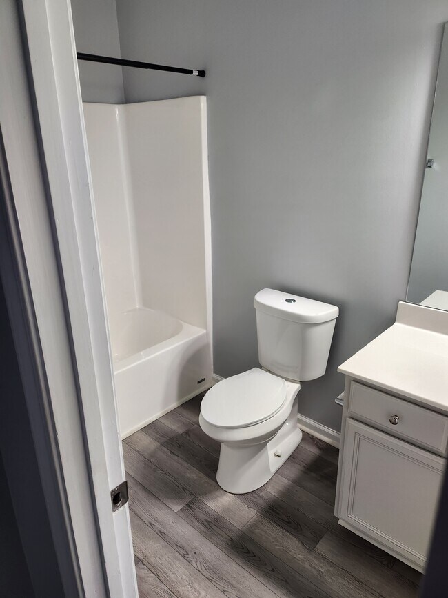 Bathroom - 5033 Lower Elm St