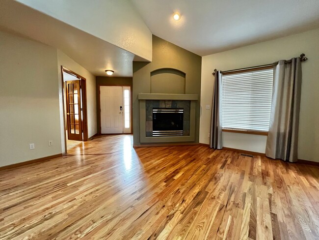 Building Photo - Stunning 4-Bedroom, 4-Bathroom Home in Sou...