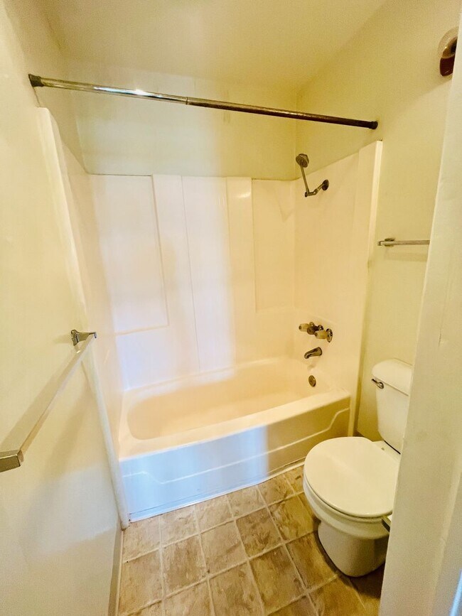 Building Photo - LARGE AND BRIGHT 2BD/2BA CONDO AVAILABLE I...