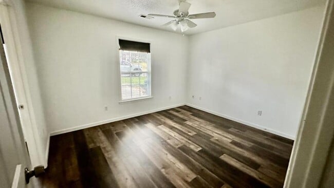 Building Photo - 125 Evvalane Dr